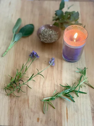 Vista 4 de Red Flower Vela con tapa de pétalo de lavanda francesa, lavanda francesa