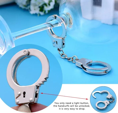 Vista 3 de Nekoki Llavero de esposas, llavero de pareja, mini esposas, llavero de metal, llavero de aleación, el mejor regalo para amigos, amantes y padres