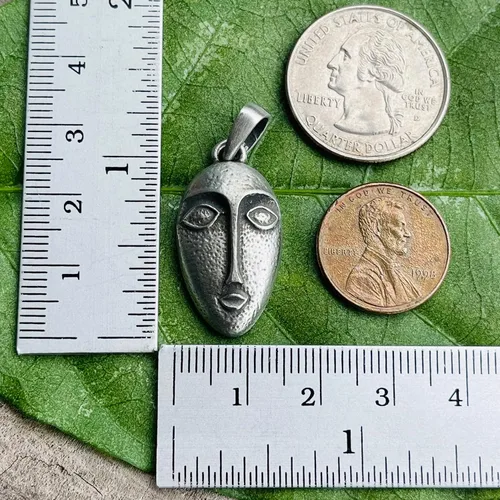 Vista 4 de Máscara de vudú tribal Tiki Moai Magia Africana Wicca Pagana Oculta Unisex Plata Pewter Colgante Collar Protección Amuleto Abalorio de la Suerte