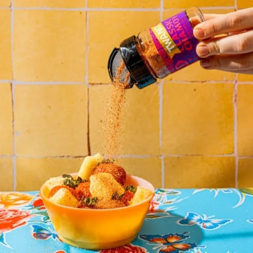 Vista 5 de Twang Chamoy - Condimento de sal saborizado, polvo de chamoy para frutas y dulces, condimento de frutas mexicanas agridulces, tarro agitador