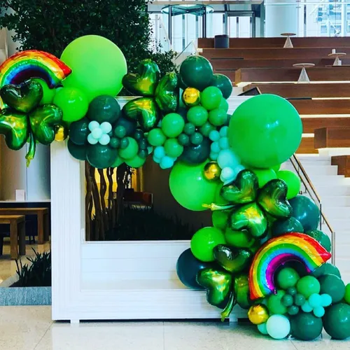 Vista 7 de Kit de guirnalda de arco de globos del día de San Patricio, globos verdes, trébol de la suerte, globos de papel de aluminio arcoíris para decoración