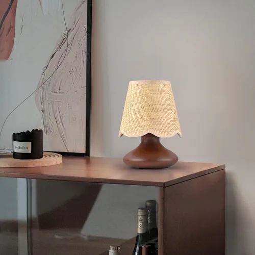 Vista 2 de TAKEGO Pequeña lámpara de mesa con base de madera, lámpara con pantalla de ratán mini para mesita de noche, lámpara de estilo granja vintage, mini