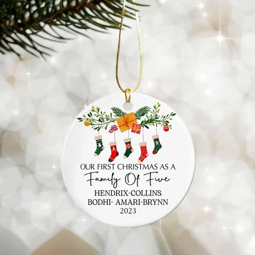 Vista 3 de Adorno de cerámica personalizado de cinco medias con nombres y año personalizados, nuestra primera Navidad como familia de cinco, nuestros primeros