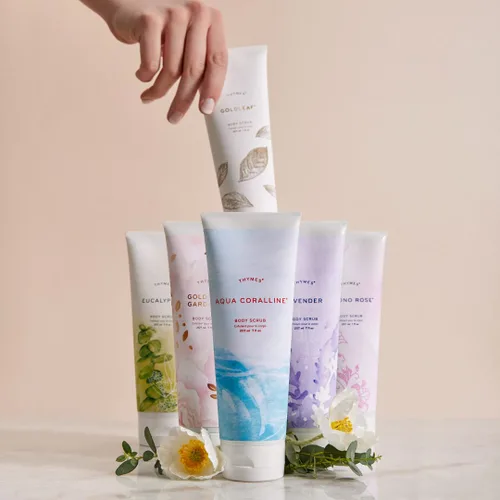 Vista 5 de Thymes Exfoliante corporal infundido con cuentas de hialuronato y jojoba que aumentan la hidratación, exfoliantes corporales hidratantes