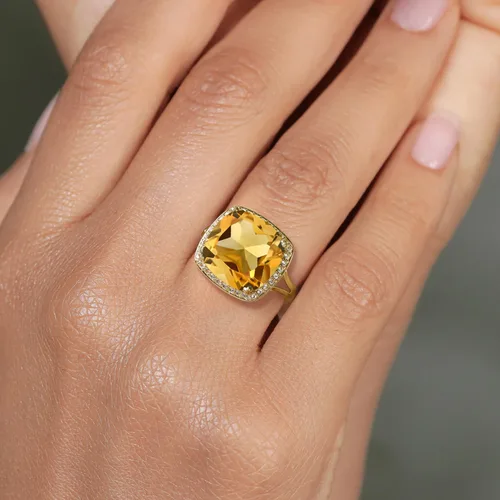 Vista 5 de Gem Stone King Anillo de oro amarillo de 10 quilates con piedra natal y zafiro blanco creado para mujer, cojín de 0.472 in, anillo de compromiso