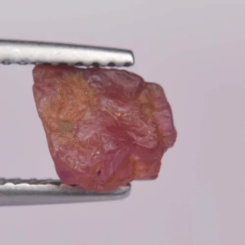 Vista 3 de Piedra preciosa natural de espinela roja áspera, sin tratar de 1.80 quilates, piedra de espinela para hacer joyas, piedra áspera de espinela, Gema