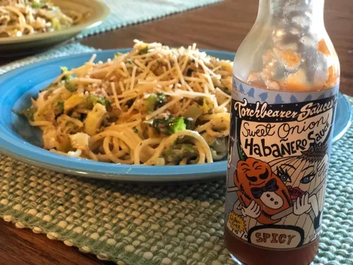 Vista 6 de Torchbearer Sauces Habanero de cebolla dulce (picante), 5 onzas, todo natural, vegano, sin extractos, fabricado en Estados Unidos y destacado en Hot