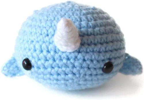 Vista 3 de Bola antiestrés hecha a mano de Narwhal Amigurumi Figura de juguete para apretar para aliviar la ansiedad, terapia de ansiedad, decoración