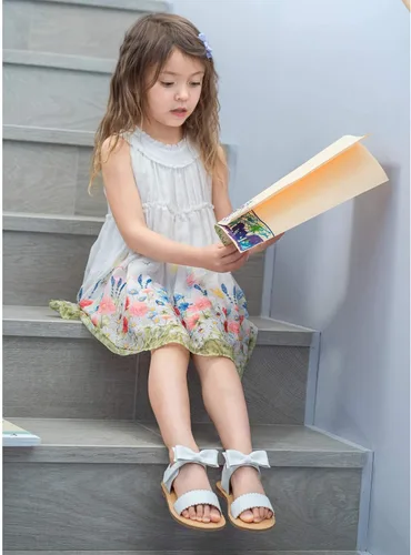 Vista 3 de Felix & Flora Sandalias para niña pequeña - Zapatos de vestir para niña de flores, puntera abierta, zapatos planos de verano para niños pequeños