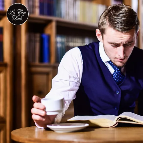 Vista 8 de Noveltea Cesta de regalo de té literario de La Tea Dah, 5 tés gourmet, agitador de miel y diario, regalos para escritores y lectores, juego
