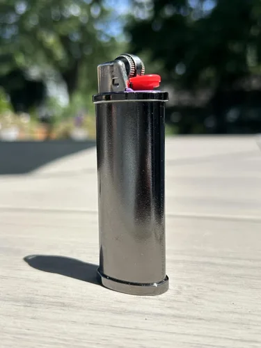 Vista 2 de DIYLuxury - Funda para encendedor de metal cromado negro, compatible con BIC Standard J6 Lighter EZ Reach Lighter, resistente, reutilizable, paquete