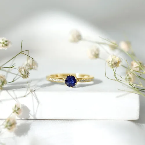 Vista 3 de Anillo de compromiso con solitario mínimo de zafiro azul, redondo de 0.197 in, calidad AAA, joyería inspirada en flores para mujer