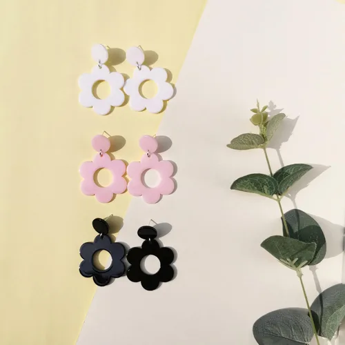 Vista 5 de Pendientes colgantes de flores de los años 60 y 70 de acrílico, pendientes colgantes de margaritas, pendientes florales coloridos