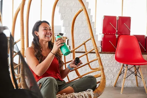 Vista 5 de Hydro Flask - Botella de agua de 21 onzas de acero inoxidable, reutilizable, aislada al vacío con tapa flexible de boca estándar, color niebla