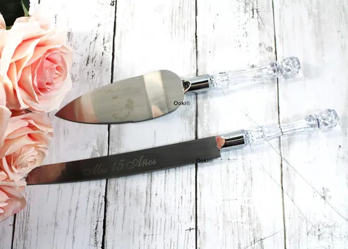 Vista 2 de Ooki® Juego de 2 cuchillos y servidores para tartas de quinceañera Mis Qunice Anos con mango de cristal sintético, boda, bautismo, quinceañera