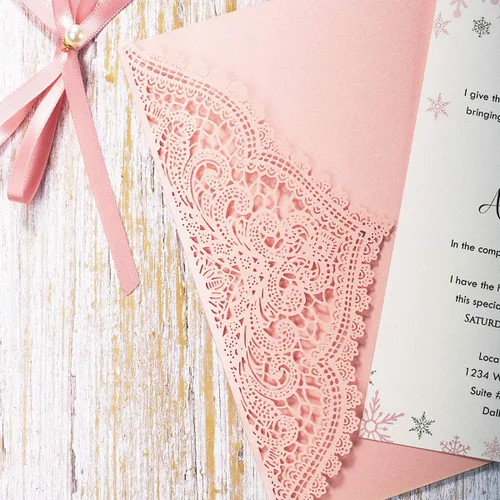 Vista 6 de 5.12 x 7.28 pulgadas, 50 unidades de invitaciones de boda de encaje hueco en blanco rosa con sobres y perlas Bowknot tarjetas de invitación de Rosado