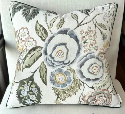 Vista 17 de Funda de almohada vintage con estampado floral de rosas de 20 x 20 pulgadas Ramo de rosas corales y rosas sobre flameado blanco roto, ribete