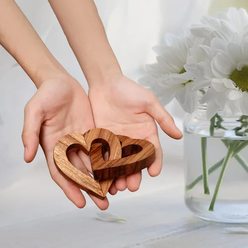 Vista 2 de Lightzz - Adorno de corazón de madera hecho a mano para compromiso, boda, aniversario, día de San Valentín, regalo de cumpleaños para ella, él