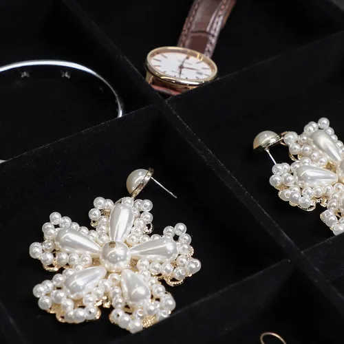 Vista 3 de Wuligirl - Bandeja organizadora de anillos con 100 ranuras y tapa transparente, organizador apilable de joyas como aretes, collares y anillos