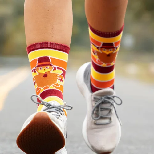 Vista 5 de Gone For a Run calcetines altos para correr con leyenda "Run Now Gobble Later" (amarillonaranjacafé)