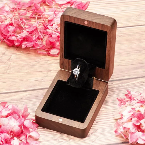 Vista 4 de Caja de anillos giratorios de madera para propuesta de compromiso, funda de almacenamiento de anillos con cierre magnético, soporte portátil