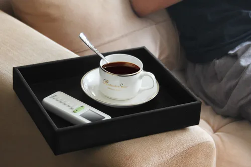 Vista 6 de Vixdonos Bandeja de valet, organizador de mesita de noche, bandeja de cuero para perfumes, joyas, llaves y control remoto en mostrador o aparador