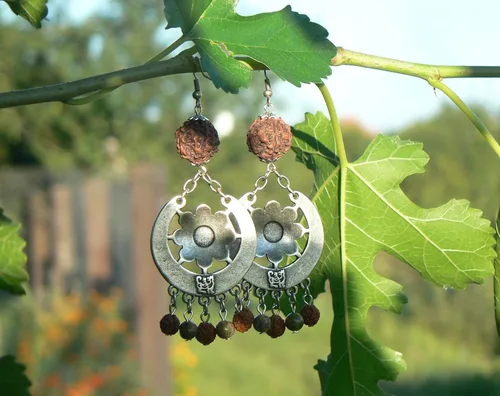 Vista 5 de Aretes de mandala con cuentas de Rudraksha y piedras de unakita, hechos a mano, flor de Shakti, semillas reales de 5 Mukhi Rudraksh, joyería
