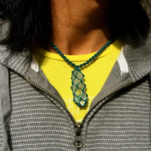 Vista 2 de Collar surfista para hombre con piedra de cuarzo en azul turquesa – Joyería de cordón de fibra anudada hecha a mano por Rumi Sumaq