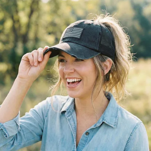 Vista 4 de Gorra de béisbol de cola de caballo personalizada Bandera estadounidense Solo diseño negro.