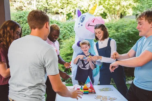 Vista 3 de Reigning Unicorns, juego de cartas de unicornio gritando, divertido y rápido juego de fiesta para adultos noche de juego, lo mejor para niñas, niños