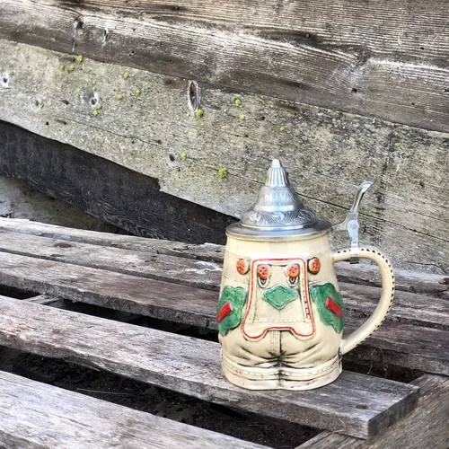 Vista 6 de 0.55 litros OktoberfestHaus German Stein Oktoberfest - Taza de cerveza de cerámica con tapa Lederhosen alemán con tapa, artículos de Oktoberfest