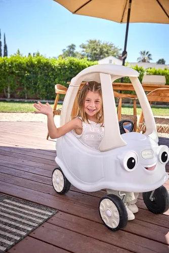 Vista 7 de Little Tikes Cloud Collection Cozy Coupé - Blanco, auto clásico de pie a piso, puerta de trabajo, volante, bocina, tabla de suelo extraíble, auto