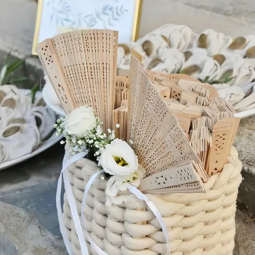 Vista 2 de Abanicos de madera personalizados personalizados con diseño hueco de mano con borla blanca y bolsa de regalo para invitados de boda, despedida