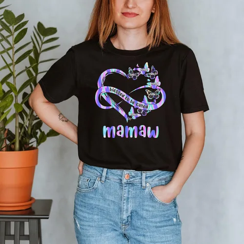 Vista 4 de Camisa personalizada de corazón de mariposa para nietos, para niños, regalos para mamá, madre, nana gigi, camisa para el día de la madre