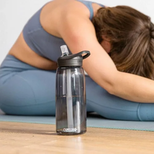 Vista 2 de CamelBak Eddy+ Botella de agua con Tritan Renew – Tapa con popote.