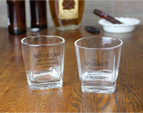 Vista 4 de Lillian Rose Juego de 2 vasos de whisky con frases famosas, color negro