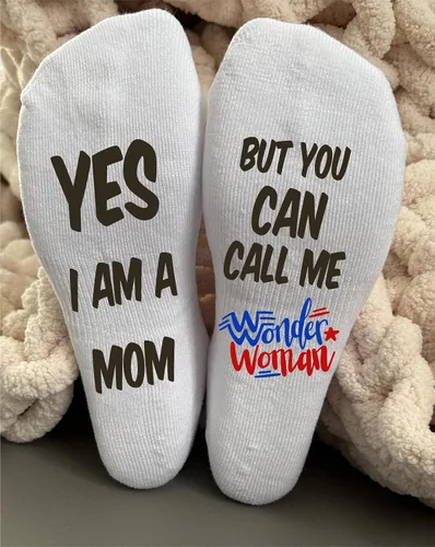 Vista 3 de Calcetines altos Funky Fun Wonder Woman, regalo temático divertido para mamá