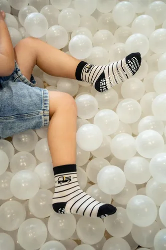 Vista 2 de RATIVE - Calcetines antideslizantes con agarres para bebé, bebés, niños pequeños, niños y niños