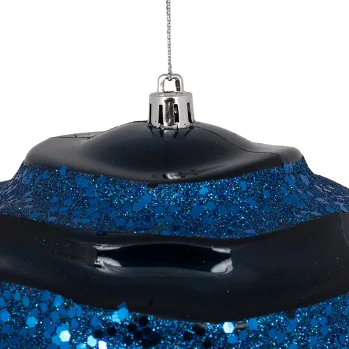 Vista 2 de Vickerman Esfera ondulada de adorno de Navidad de 6 pulgadas, acabado de caramelo a rayas azul medianoche con detalles de purpurina, plástico