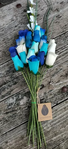Vista 5 de Ramo de bayas azules y crema de lujo, con rosas cerradas y medio abiertas (2 docenas)