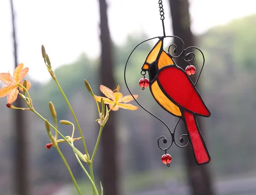 Vista 3 de Adorno de cardenal rojo de vitral colgante para ventana, adornos de pájaros atrapasueños para ventana, regalos de cardenal para abuela, mamá, regalo