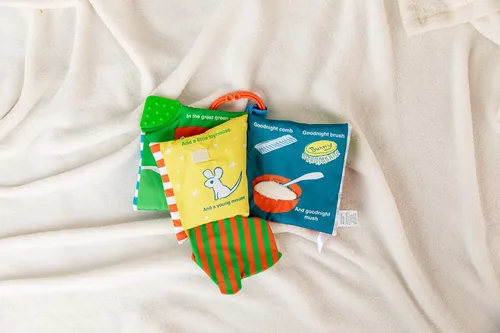 Vista 6 de Kids Preferred Goodnight Moon Libro Suave con Clip Para Llevar, 5 Pulgadas