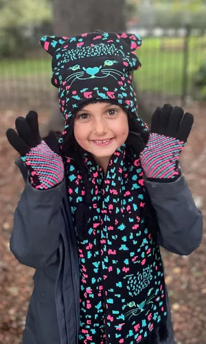 Vista 3 de N'Ice Caps, juego de accesorios gorra, bufanda, guante tejidos de sherpa con estampado para chicas.