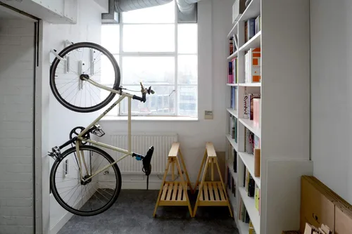 Vista 2 de Endo - Soporte de Pared para Almacenamiento de Bicicletas – Almacenamiento de Ciclo Vertical con Rueda Colgada - Negro