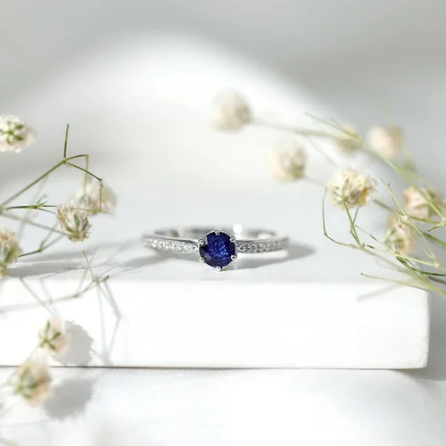 Vista 13 de Anillo de compromiso con solitario mínimo de zafiro azul, redondo de 0.197 in, calidad AAA, joyería inspirada en flores para mujer