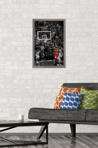 Vista 2 de Trends International Michael Jordan - Póster de pared The Shot, 22.4 pulgadas de largo x 14.7 pulgadas, versión enmarcada en madera de granero