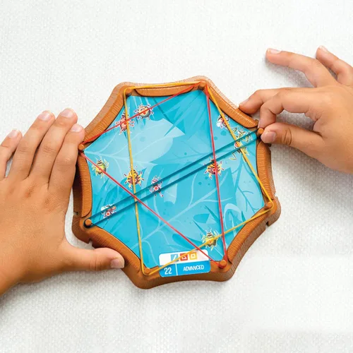 Vista 6 de Think Fun Spiderweb: un juego de lógica para atrapar errores para mayores de 8 años