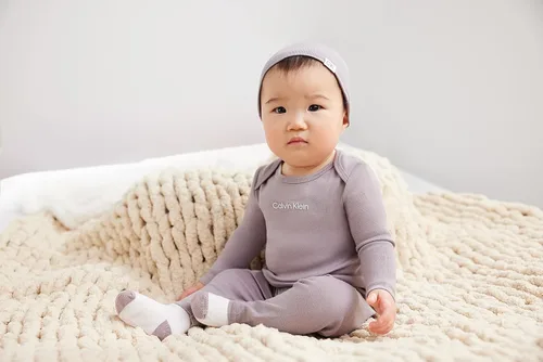 Vista 3 de Calvin Klein Organic Baby Essentials Set de 4 piezas esenciales