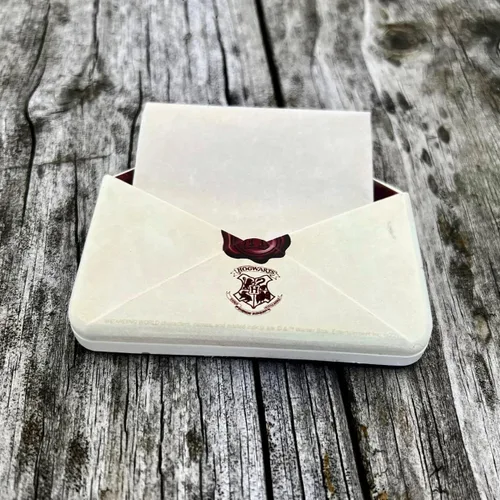 Vista 9 de Harry Potter - Carta de aceptación de Hogwarts - Imán funcional de resina de sobre de 3.5" x 3.5" con carta de 5" x 8" de la profesora McGonagall