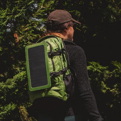 Vista 9 de Outdoor Tech - Mochila solar Mountaineer - Mochila resistente para exteriores de 40L con panel solar flexible y desmontable de 6.5 W para cargar